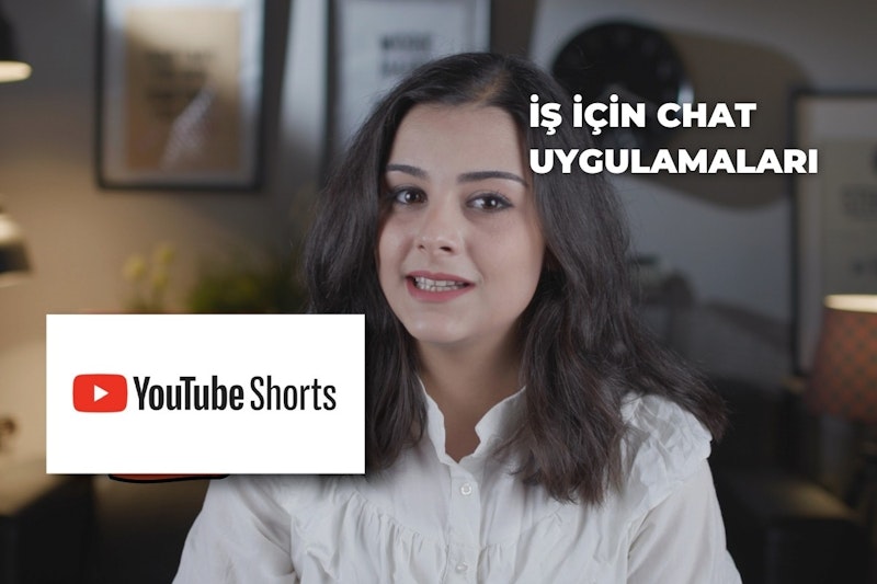 Koyu renk saçlı bir kadın beyaz bir gömlek giymiş ve gülümsüyor. Gömleğin üzerinde bir şirketin logosu var, ancak biraz bulanık. Yanında da kırmızı beyaz bir oyun düğmesi var. Uzakta bir şeye bakmaktadır ve burnunun yakın çekimi görünmektedir. Uzun saçları omuzlarına dökülmüştür. Rahatlamış bir halde görünüyor ve gözleri memnun bir ifadeyle kapalı. Beyaz gömleği net görünüyor ve vücuduna tam oturuyor. Kolları hafifçe kıvrılmış ve yakası hafifçe açılmış.