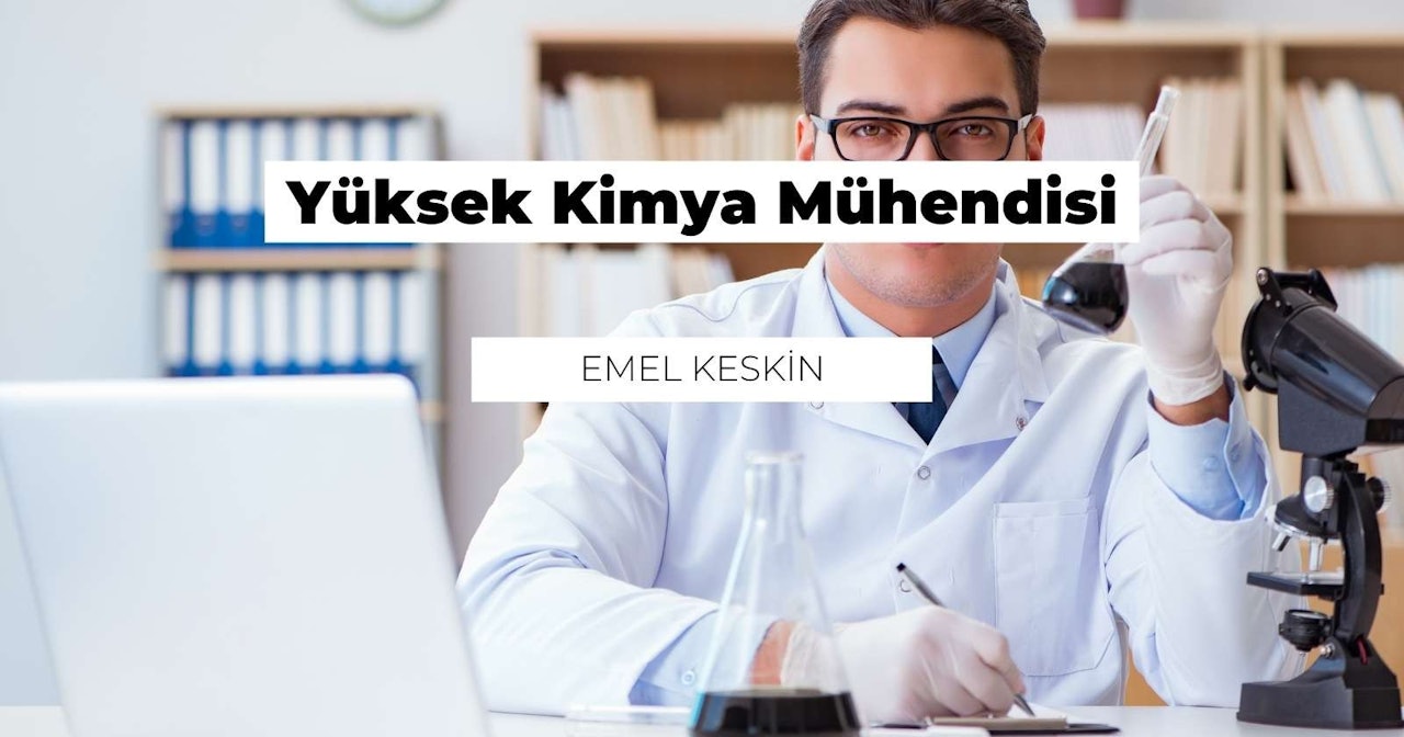 Beyaz önlüklü bir adam bir laboratuvarda durmaktadır. Bir elinde cam bir şişe, diğerinde ise bir test tüpü tutmaktadır. Yüzü bir mikroskop, dizüstü bilgisayar ve arka planı bulanık bir tabela tarafından kısmen kapatılmış. Gözleri görülebiliyor ve arka planda beyaz zemin üzerinde siyah bir 'Y' harfi var. Adam odaklanmış ve bir deney yapmaya hazır görünüyor. Laboratuvar önlüğü tertemiz ve ekipmanlar etrafında düzenli bir şekilde duruyor. Bir buluş yapma niyetiyle özenle çalışıyor gibi görünüyor.