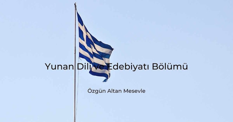 Büyük, kırmızı, beyaz ve mavi bir bayrak, parlak güneşli bir günde uzun bir metal direğin tepesinde dalgalanırken görülüyor. Bayrak direğin tepesine yerleştirilmiş ve direğin ucu gökyüzüne doğru uzanıyor. Bayrak rüzgarda dalgalanırken görülüyor, tasarımın çizgileri ve yıldızları güneş ışığında görülebiliyor. Bayrak direği çimenlik bir alanda durmakta, arka planda ağaçlar ve binalar görünmektedir. Sahne huzurludur ve bayrağın parlak renkleri manzaraya canlı bir renk katmaktadır.