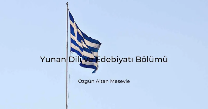 Büyük, kırmızı, beyaz ve mavi bir bayrak, parlak güneşli bir günde uzun bir metal direğin tepesinde dalgalanırken görülüyor. Bayrak direğin tepesine yerleştirilmiş ve direğin ucu gökyüzüne doğru uzanıyor. Bayrak rüzgarda dalgalanırken görülüyor, tasarımın çizgileri ve yıldızları güneş ışığında görülebiliyor. Bayrak direği çimenlik bir alanda durmakta, arka planda ağaçlar ve binalar görünmektedir. Sahne huzurludur ve bayrağın parlak renkleri manzaraya canlı bir renk katmaktadır.