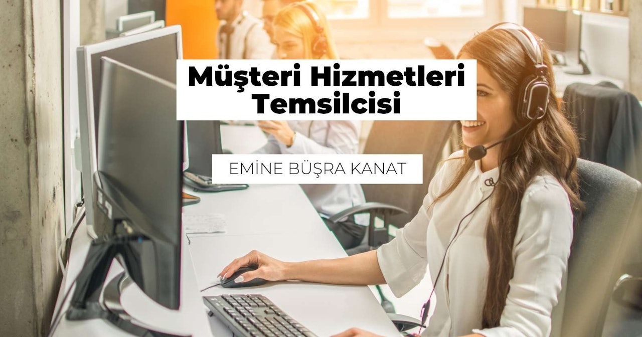 Bu görüntüde kulaklık takmış ve kameraya gülümseyen bir kadın görülüyor. Gözleri kapalı ve yüzünde rahat bir ifade ile öne doğru bakıyor. Saçları geriye doğru toplanmış ve başı hafifçe eğilmiş. Üzerinde beyaz bir tişört ve siyah ve gümüş süslemeli bir kulaklık var. Arka planda başının ve omuzlarının bulanık bir görüntüsü var. Görüntüdeki renkler ağırlıklı olarak gri tonlarında. Çerçevedeki klavye açık gri, masaüstü ise daha koyu gri renktedir. Arka planda beyaz ekranlı ve siyah klavyeli bir dizüstü bilgisayar görülüyor. Kadının eli dizüstü bilgisayarın faresinin üzerinde durmaktadır. Görüntünün yumuşak ve rüya gibi bir havası var. Genel olarak, görüntü bir sakinlik ve memnuniyet hissi veriyor.