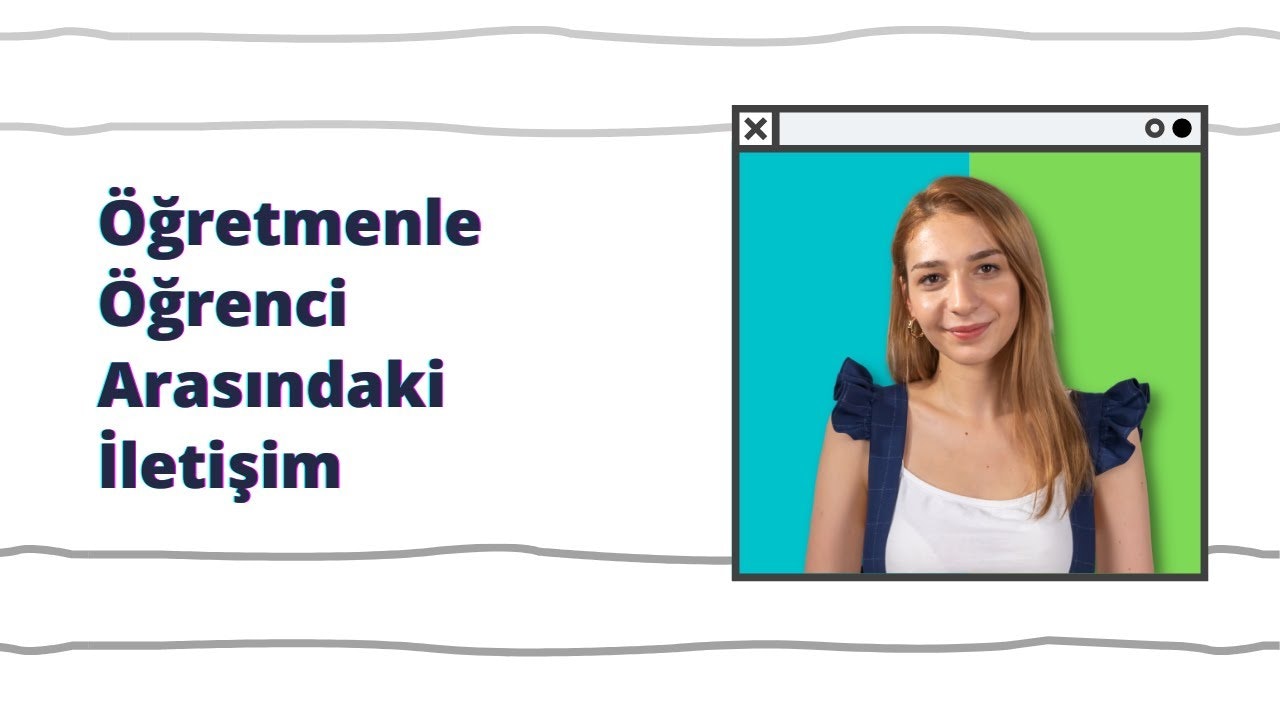 Beyaz atletli bir kadın kameraya gülümserken görülüyor. Kadının göğsü yakın plandadır ve boynu arka planda görülmektedir. Kadının etrafı siyah ve mor bir yazı ve siyah yazılı beyaz dikdörtgen bir tabela ile çevrilidir. Kadın yüzünde neşeli bir ifadeyle doğrudan kameraya bakmaktadır. Kollarını kavuşturmuş, beyaz bir atlet ve bir kolye takmış. Arka plandaki işaret, kadının hissettiği neşe ve mutluluğu hatırlatıyor. Metnin ve tabelanın renkleri birbirine karışarak genel olarak olumlu bir atmosfer yaratıyor. Kadının ifadesi mutlulukla yayılıyor ve tüm varlığı bir neşe aurası yayıyor.