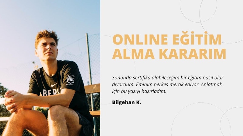 Bir adam beyaz bir arka planın ortasında bir bankta oturuyor. Yüzü yakın plandayken kollarını kavuşturmuş ve bacak bacak üstüne atmış. Elleri önünde kenetlenmiş ve gözleri kapalı. Resmin sağ tarafında, altında siyah beyaz bir daire olan sarı bir metin var. Adamın üzerinde açık mavi bir gömlek, açık gri bir pantolon ve siyah ayakkabılar var. Rahat ve huzurlu görünüyor ve arka plan çok durgun.