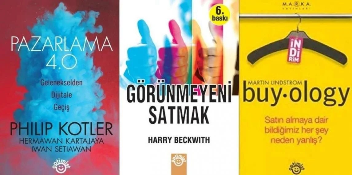 Resmin ön planında başparmakları havada bir grup kitap görülüyor, arka plandaki sarı tabelanın üzerinde parlak sarı bir swinger var. Kitap kapağı mavidir ve üzerinden belli belirsiz dumanlar çıkmaktadır. Kitap kapağının sağında kırmızı etiketli siyah ve sarı bir şapka görülüyor. Sağ üst köşede bir tabelanın yakın çekimi var, biraz bulanık. Görüntünün ortasında renkli şekiller içeren bulanık bir nesne var. Son olarak, sağ alt köşede gözleri, burnu ve ağzı görünen bir kişinin yüzünün bulanık bir görüntüsü var. Tüm nesneler odakta ve renkler canlı, ilginç bir kompozisyon oluşturuyor.