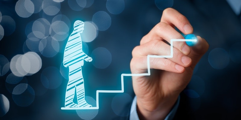 Beyaz ve mavi çizgili bir eldivenin kalem tutarken ve merdivende bir adam çizerken yakın çekimi. Adam koyu renkli bir gömlek ve pantolon giymektedir ve başında bir şapka vardır. Merdiven gri tonlarında birkaç basamaktan oluşuyor ve bir tarafında korkuluk var. Kalem kâğıt üzerinde hareket ederek merdivenlerdeki adamın görüntüsünü oluşturan çizgiler ve gölgeler oluşturuyor. Arka plan beyazdır ve çizim siyah beyazdır. Resim, el merdivenlerdeki adamı çizerken yaratıcılık anını yakalıyor.