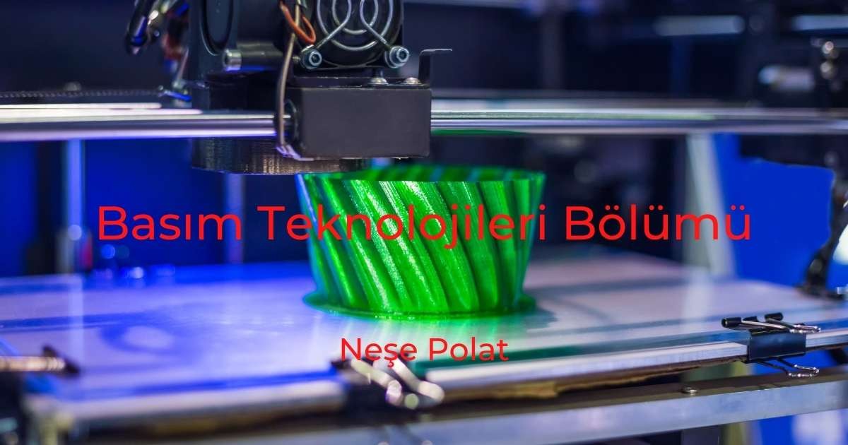 Bu yakın çekim görüntüde bir makinenin üzerinde duran, üzerinde siyah bir kutu ve kırmızı harfler bulunan yeşil bir nesne görülüyor. Yeşil nesne bir spiral ya da kürdan gibi görünüyor ve üzerinde kırmızı bir yazı var. Ek olarak, görüntü arka planda yeşil bir sebze sunuyor. Siyah kutu görüntünün sol tarafında, yeşil sebze ise sağ tarafında yer almaktadır. Makine, yeşil nesnenin üzerine yerleştirildiği pürüzsüz, gri bir yüzeye sahiptir. Görüntü yumuşak ve sakin bir atmosfere sahiptir.