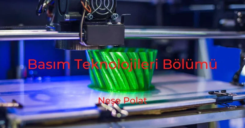 Bu yakın çekim görüntüde bir makinenin üzerinde duran, üzerinde siyah bir kutu ve kırmızı harfler bulunan yeşil bir nesne görülüyor. Yeşil nesne bir spiral ya da kürdan gibi görünüyor ve üzerinde kırmızı bir yazı var. Ek olarak, görüntü arka planda yeşil bir sebze sunuyor. Siyah kutu görüntünün sol tarafında, yeşil sebze ise sağ tarafında yer almaktadır. Makine, yeşil nesnenin üzerine yerleştirildiği pürüzsüz, gri bir yüzeye sahiptir. Görüntü yumuşak ve sakin bir atmosfere sahiptir.