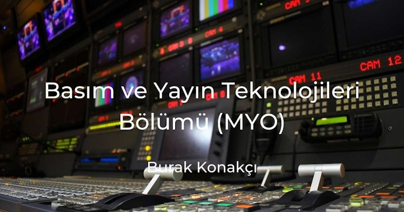 Çeşitli düğmeler, düğmeler ve anahtarlar içeren bir kontrol panelinin yakın çekim görüntüsü görüntülenir. Sağ alt köşede radyoya benzeyen siyah bir nesne var. Arka planda, bulanık bir insan görüntüsü olan bir televizyon var. Görüntünün üst kısmına doğru, bir düğmeye yakın çekim yapılmış bir bilgisayar ekranı vardır. Kontrol paneli, kullanımda olduğunu gösteren bir ışıkla aydınlatılmıştır. Çeşitli renk ve boyutlarda düğmeler, topuzlar ve anahtarlar görülebiliyor, bu da gerçekleştirilebilecek çeşitli işlevlere işaret ediyor. Genel olarak görüntü, birden fazla bileşeni ve işlevi olan karmaşık bir kontrol panelini göstermektedir.