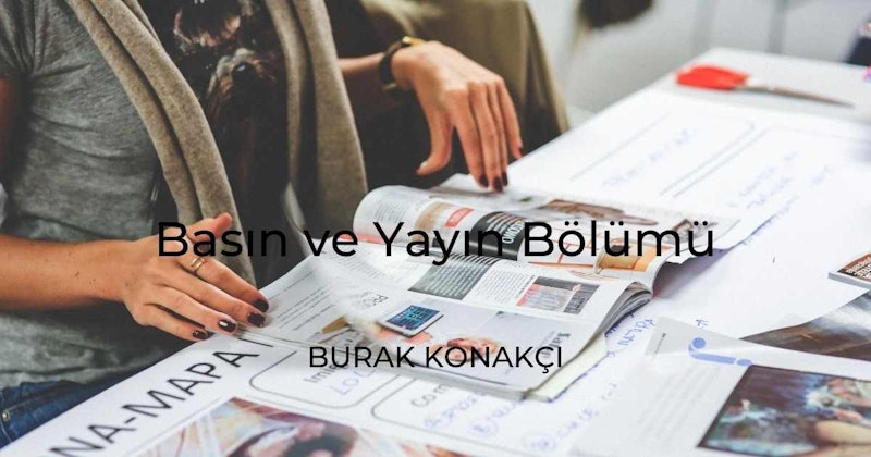 Resimde bir sandalyede oturan ve kitap okuyan bir kişi görülüyor. Kitabı sol elinde tutuyor ve sağ eli sayfanın üzerinde, kitabı çeviriyor. Kitabın kapağı görünüyor ve ortasında mavi ve sarı bir logo bulunan beyaz bir arka plana sahip. Kişinin yüzü görünüyor ve gözlük takıyor. Yüzünde nötr bir ifade vardır. Arka planda, masanın üzerinde bir dergi ve masanın sağ tarafında bir cep telefonu görülüyor. Arka planda bulanık bir insan figürü var ve sol alt köşede battaniyeye sarılmış bir köpek görülüyor. Sağ üst köşede üzerinde yüzük olan bir elin yakın çekimi ve sağ altta bir gazete görülüyor.