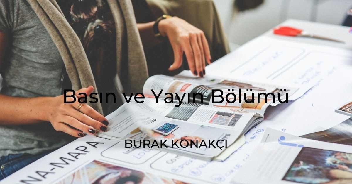 Resimde bir sandalyede oturan ve kitap okuyan bir kişi görülüyor. Kitabı sol elinde tutuyor ve sağ eli sayfanın üzerinde, kitabı çeviriyor. Kitabın kapağı görünüyor ve ortasında mavi ve sarı bir logo bulunan beyaz bir arka plana sahip. Kişinin yüzü görünüyor ve gözlük takıyor. Yüzünde nötr bir ifade vardır. Arka planda, masanın üzerinde bir dergi ve masanın sağ tarafında bir cep telefonu görülüyor. Arka planda bulanık bir insan figürü var ve sol alt köşede battaniyeye sarılmış bir köpek görülüyor. Sağ üst köşede üzerinde yüzük olan bir elin yakın çekimi ve sağ altta bir gazete görülüyor.