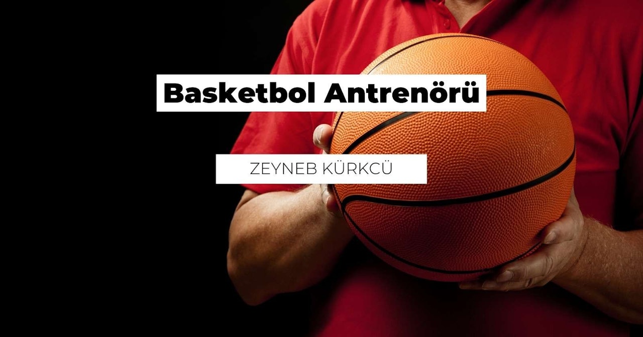 Resimde bir kişi sağ eliyle bir basketbol topu tutarken görülüyor. Bu kişi önünde logosu olan mavi beyaz bir forma giymektedir. Kişinin koyu renk saçları ve yüzünde ciddi bir ifade var. Basketbol topu turuncu renktedir ve üzerinde siyah beyaz bir logo vardır. Kişi beyaz bir arka planın önünde durmaktadır. Görüntü yakın çekimdir ve kişinin ve basketbol topunun detaylarını yakalar. Kişi dik bir pozisyonda durmakta ve kollarını önüne doğru uzatmaktadır. Işık parlaktır ve görüntü boyunca eşit olarak dağılmıştır. Görüntüdeki renkler cesur ve canlı.