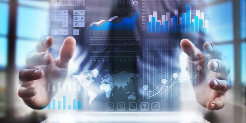 Beyaz gömlekli ve gözlüklü bir kişi iki eliyle bir bilgisayar ekranına dokunuyor. Ekranda, verilerin açıkça etiketlendiği ve zengin bilgi sağlayan çeşitli çizgi grafikler ve çubuk grafikler bulunmaktadır. Kişi verileri dikkatle inceliyor ve yüz ifadesinden belirli bir cevap aradığı anlaşılıyor. Grafiklerin ve çizelgelerin parlak renkleri siyah arka planda göze çarpıyor ve bilgilerin okunmasını kolaylaştırıyor.