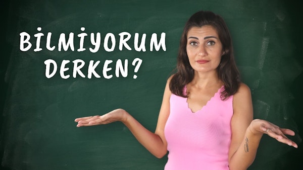 Bu, parlak pembe bir gömlek giyen bir kadının yakın plan görüntüsüdür. Kahverengi saçları var ve dudakları kırmızıya boyanmış. Kadrajda göğsü belirgin bir şekilde öne çıkarılmış. Arka plan siyahtır. Çerçevenin sol tarafında beyaz bir el var. Bunun sağında beyaz yazılı yeşil bir kara tahta var. Çerçevenin en altında, yeşil zemin üzerine beyaz yazılar bulunan bir tabelanın yakın çekimi yer alıyor. Kadının yüzünde kendinden emin bir ifade var ve gömleği resimde cesur bir ifade oluşturuyor. Gömleğinin canlı renkleri ile koyu arka plan arasındaki kontrast göz alıcı bir etki yaratıyor.