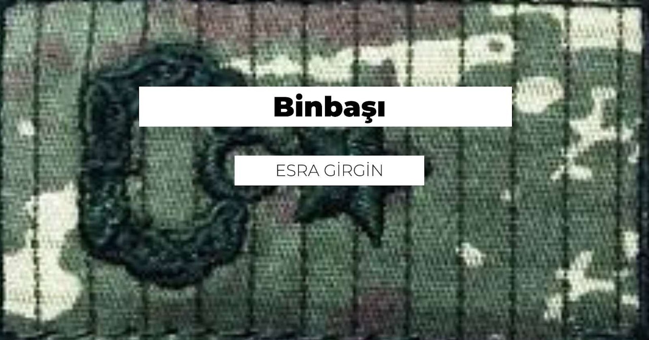 Bu, beyaz arka plana sahip bir kumaş parçasının yakın çekim fotoğrafıdır. Kumaş dokulu ve buruşuk bir yüzeye ve kirli beyaz bir renge sahiptir. Yumuşak ve pürüzsüz bir dokusu vardır ve kumaşın kıvrımları ve kırışıklıkları açıkça görülebilir. Resmin ortasında, beyaz zemin üzerinde büyük siyah bir harf görülmektedir. Harf ince ve uzun, hafif serifli bir yazı tipine sahip. Kumaşa ve beyaz arka plana karşı öne çıkıyor ve görüntünün ana odak noktası haline geliyor. Kumaş hafif buruşuk ve katlanmış bir görünüme sahip, bu da ona benzersiz bir görünüm kazandırıyor. Kumaşın dokusu da görülebiliyor, tek tek iplikler ve lifler açıkça görülebiliyor.