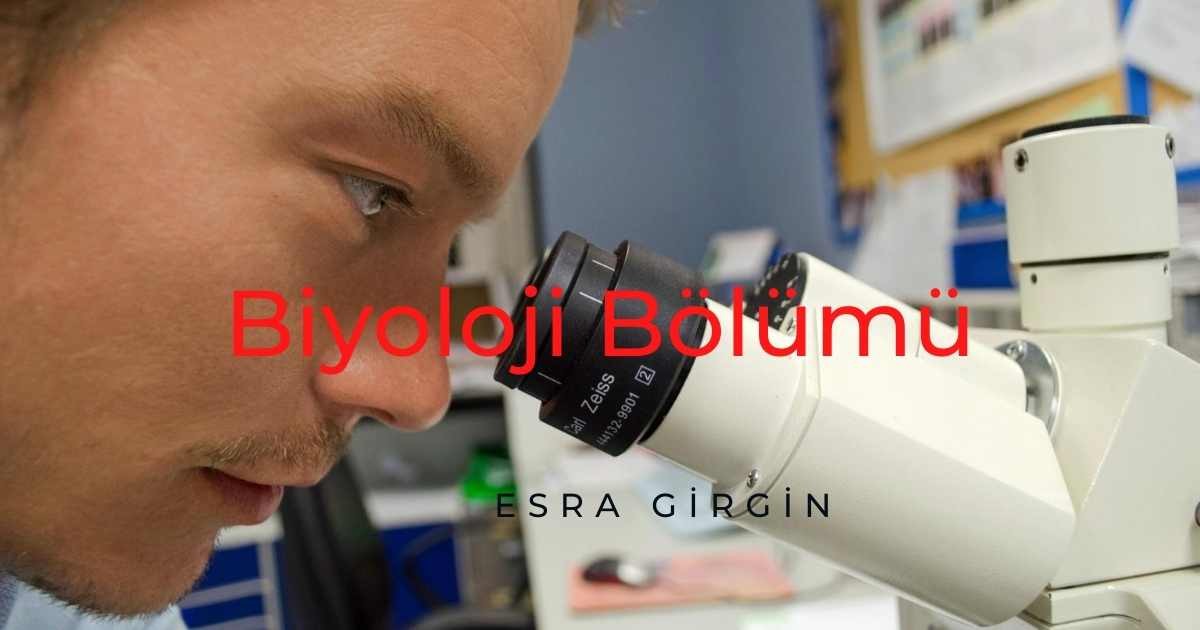 Bir adam büyük bir odaklanma ve konsantrasyonla mikroskoptan bakarken görülüyor. Beyaz bir laboratuvar önlüğü giymekte ve bir gözlük takmaktadır. Mikroskop siyah beyaz bir renk düzenine sahiptir ve merceklerin üzerinde dairesel desenler vardır. Arka planda bir kamera merceğinin yakın çekimi görülüyor. Solda, gözbebeği açıkça görülebilen bir gözün yakın çekimi görülebilir. Sahne, mikroskobun ayrıntılarını kolayca görünür kılan parlak bir ışıkla aydınlatılmıştır. Bu görüntü, mikroskobu kullanan adamı net bir şekilde tasvir ederken aynı zamanda diğer nesnelerin ilginç bir arka planını sağladığı için bir görüntü başlığı veri kümesi hazırlamak için mükemmeldir.