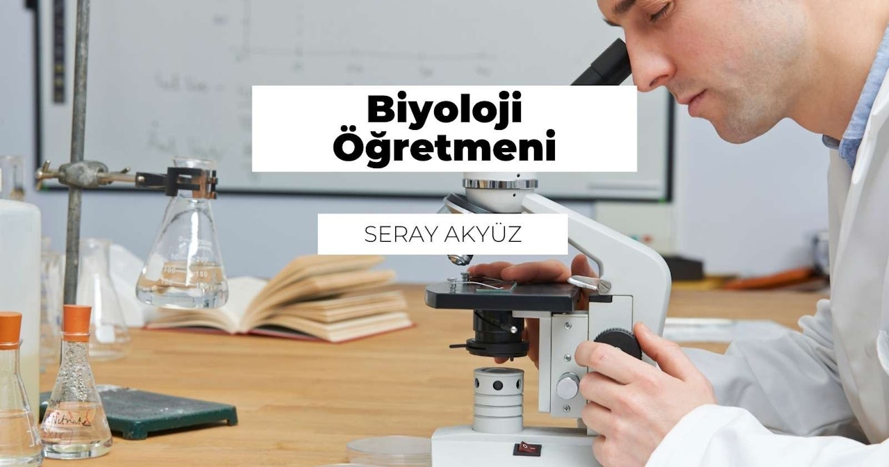 Görüntünün ortasında mikroskoptan bakan bir adam görülüyor. Gözlük takıyor ve beyaz bir laboratuvar önlüğü giyiyor. Mikroskobun kendisi siyah ve gümüş rengindedir ve büyük bir merceği vardır. Adamın solunda, içinde mavi bir sıvı olan bir beher var. Sağında, siyah metinli beyaz bir işaret var. Arka planda, açık bir kitabın yakın çekimi ve içinde sarı bir sıvı bulunan bir beher var. Ayrıca içinde açık mavi bir sıvı olan bir bardak, bir fincanın bulanık bir görüntüsü ve bir tabelanın yakın çekimi var. Son olarak, dibinde küçük delikler olan beyaz bir silindir var. Tüm bu unsurlar bir araya gelerek mikroskopla bir şeyi inceleyen bir adamın ilginç ve bilgilendirici görüntüsünü oluşturuyor.