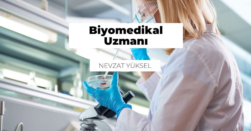 Laboratuvar önlüğü ve eldiven giymiş bir kadın elinde şeffaf kapaklı bir petri kabı tutuyor. Üzerinde beyaz bir önlük, mavi eldivenler var ve elinde içinde sıvı olan bir kap tutuyor. Petri kabını elinde tutmaktadır ve yüzünde ciddi bir ifade vardır. Arka planda beyaz zemin üzerine siyah harflerle yazılmış bir tabela var. Ayrıca bir beherin üzerindeki logonun yakın çekimi ve ön planda bir yüz maskesi var. Kadın bir laboratuvar ortamındadır ve petri kabı sahnede çok önemli bir unsurdur.