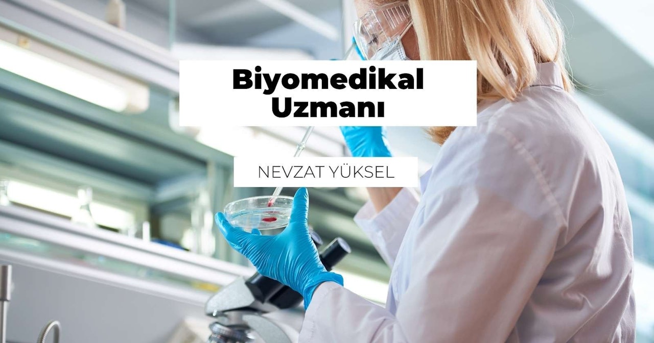 Laboratuvar önlüğü ve eldiven giymiş bir kadın elinde şeffaf kapaklı bir petri kabı tutuyor. Üzerinde beyaz bir önlük, mavi eldivenler var ve elinde içinde sıvı olan bir kap tutuyor. Petri kabını elinde tutmaktadır ve yüzünde ciddi bir ifade vardır. Arka planda beyaz zemin üzerine siyah harflerle yazılmış bir tabela var. Ayrıca bir beherin üzerindeki logonun yakın çekimi ve ön planda bir yüz maskesi var. Kadın bir laboratuvar ortamındadır ve petri kabı sahnede çok önemli bir unsurdur.