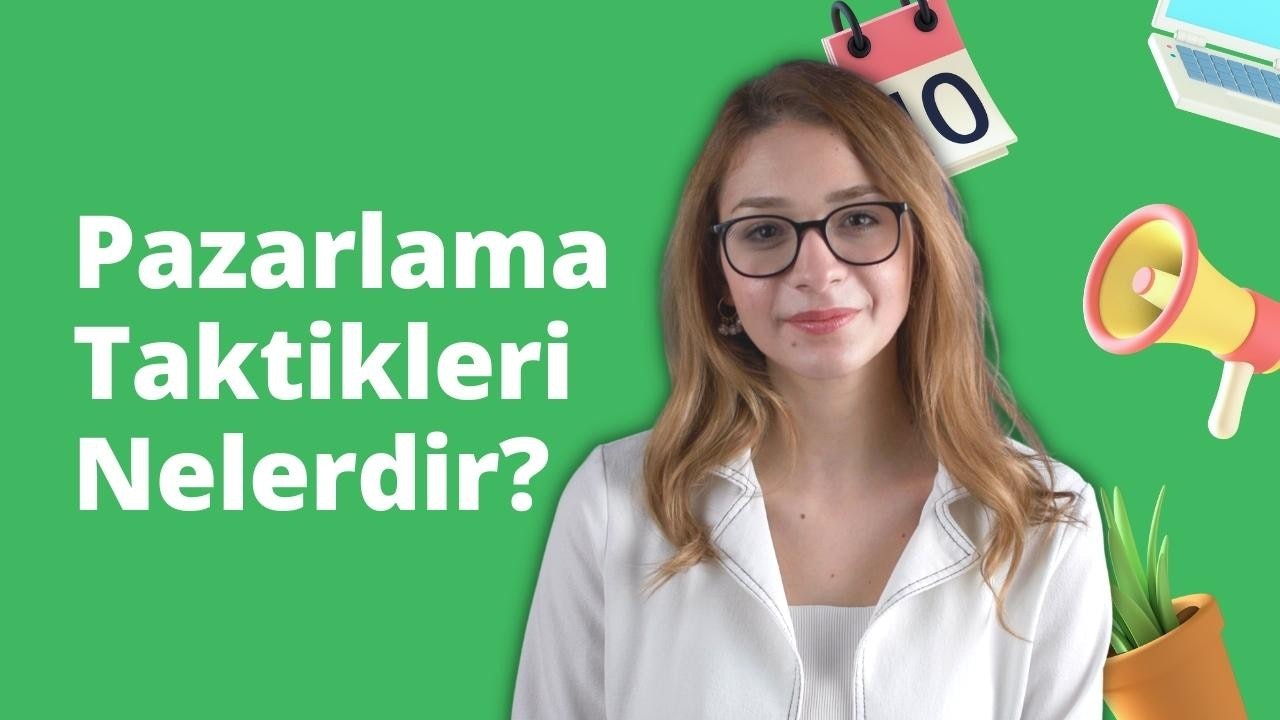 Beyaz ceketli ve gözlüklü bir kadın çerçevenin ortasında duruyor. Açık kahverengi saçları var ve gözleri görünmüyor. Çerçevesinde sarı renk olan bir gözlük takıyor. Önü fermuarlı beyaz bir ceket giyiyor. Ceketin birkaç cebi var ve yakası göze çarpıyor. Solunda beyaz metinli yeşil bir tabela var. Sağında, üzerinde pembe ve sarı bir boynuz bulunan bir dizüstü bilgisayar var. Daha sağda, içinde bitki olan bir saksı var. Ayrıca, sağ üst köşede bir takvim var. Son olarak, sağ alt köşede bir kişinin gözlerinin yakın çekimi görülebilir.