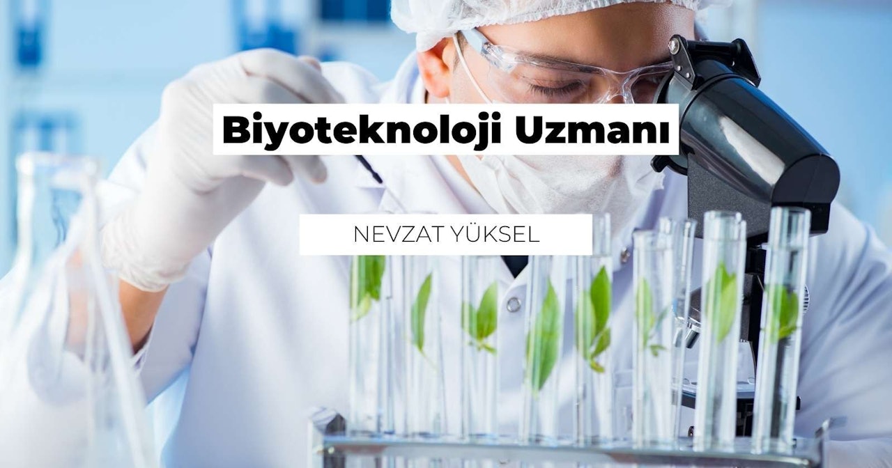 Laboratuvar önlüğü ve eldiven giyen bir kişi bir test tüpü koleksiyonuna yakından bakmaktadır. Kişi beyaz bir gözlük takmış ve dikkatini tüplere odaklamış durumda. Kişi, üzerinde logo bulunan bir masaya yaslanmış durumda. Yan tarafta, bir tüpün içinde yeşil bir yaprak vardır. Üzerinde yazı olan bir tabelaya yakından bakılmakta ve beyaz önlüklü bir kişi kısmen çerçevenin içinde görünmektedir. Kişi, bilimsel ekipman ve malzemelerle çevrili bir laboratuvar ortamındadır. Test tüplerinin içinde bir dizi renk ve madde var ve kişi içerikleri dikkatle değerlendiriyor.