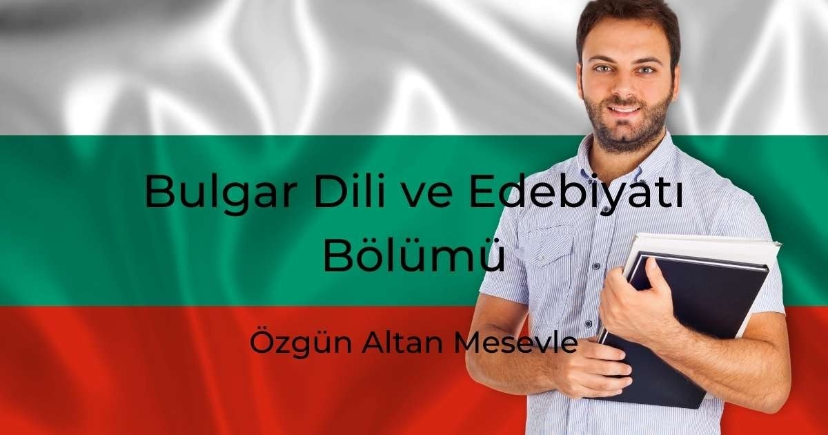 Bir adam iki elinde bir kitap tutarak bir bayrağın önünde duruyor. Yüzü kameraya dönük, gözleri elindeki kitaba odaklanmış. Saçları kısa ve kahverengi ve yüz hatları görünüyor. Kitap sarı ve mavi desenli sert bir cilde sahip. Bayrak parlak kırmızı, beyaz ve mavidir ve altın bir saçağı vardır. Arka plan parlak mavi bir gökyüzüdür. Adam derin düşüncelere dalmış gibi görünüyor, sanki bir karar vermeye çalışıyor. Yeşil bir gömlek ve mavi bir kot pantolon giyiyor. Duruşu dengeli ve kendinden emin.