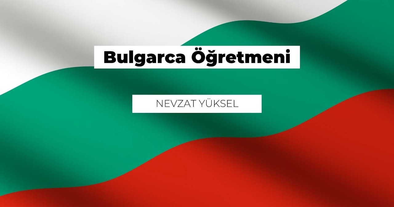 Bu resim bir bayrağın yakın çekimini göstermektedir. Bayrak, ortasında beyaz ve siyah bir logo bulunan kırmızı ve yeşil bir arka plandan oluşmaktadır. Logonun sol tarafında beyaz zemin üzerinde siyah bir 'B' harfi bulunmaktadır. Logonun sağında siyah ve beyaz bir logo yer almaktadır. Logonun altında siyah metinli yeşil ve beyaz bir dikdörtgen yer alır. Sol alt köşede başka bir siyah beyaz logo yer alıyor. Resmin sağ tarafı kırmızı ve yeşil bir bayrakla doldurulmuştur. Bayrağın üst ve alt kısımlarında iki siyah şerit ve aralarında beyaz şeritler bulunmaktadır.