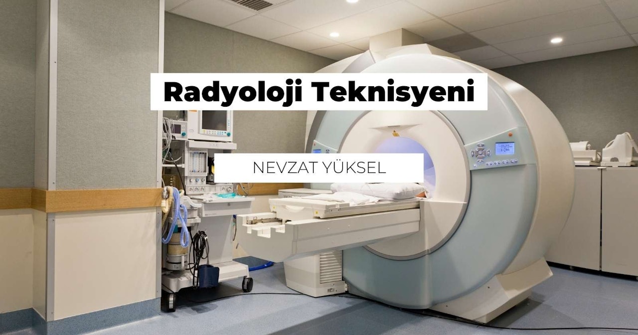 Bir odada, içinde bir insan olan bir makinenin yakın çekimi. Makine beyaz ve siyahtır, logosunda bir dairenin içinde siyah bir E harfi vardır. Makinenin yan tarafında, kordon takılı beyaz bir nesne vardır. Yakınında da bulanık mavi bir kova ve ortası beyaz siyah bir daire var.