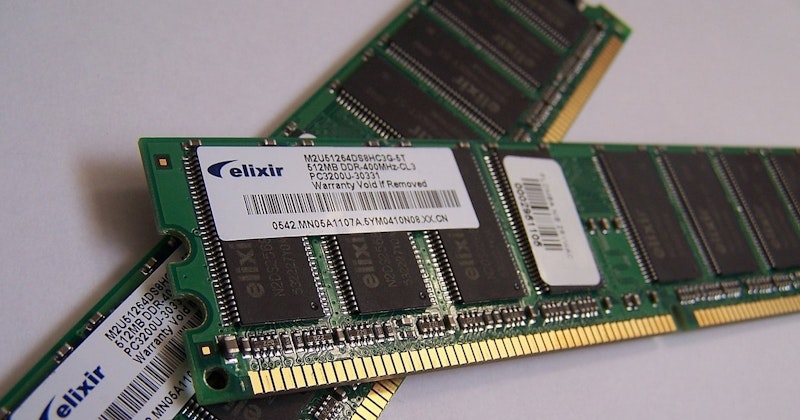 Bu görüntü birkaç bilgisayar çipinin yakın çekimini göstermektedir. Çipler dikdörtgen şeklindedir ve üzerlerinde çeşitli bileşenler görülmektedir. Ön planda, uzunluğu boyunca birkaç siyah şerit bulunan bir çip var. Bunun sağında, her biri farklı bir desene sahip iki ayrı bölümü olan başka bir çip var. Daha sağda, yüzeyinde birkaç küçük bileşen bulunan üçüncü bir çip var. Görüntünün üst kısmında, üzerinde BAR CODE yazan bir etiket bulunan bir çip yer almaktadır. Görüntünün alt kısmında, birbirine bağlı gibi görünen birkaç küçük bileşene sahip bir çip bulunmaktadır. Arka plan bulanıklaştırılarak görüntüye benzersiz bir derinlik kazandırılmış. Renkler yumuşatılmış ve görüntünün genel tonu biraz soğuk.