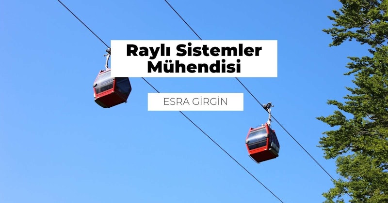 Gökyüzünde tellerle asılı duran iki kırmızı gondolun parlak renkleri masmavi gökyüzünde göze çarpmaktadır. Gondol kabinleri, izleyicinin çarpıcı manzarayı seyretmesine olanak tanıyan açık pencerelere sahiptir. Gondolların solunda siyah metinli bir tabela ve uzakta uçan bir uçak görülüyor. Ön planda, bir ağacın yakın çekimi görülüyor ve ortada siyah harflerle mavi beyaz bir dikdörtgen görülebiliyor. Sağ tarafta, pencereleri açık kırmızı bir teleferik görülüyor. Son olarak, bölgenin güzelliğini gösteren bir pencerenin yakın çekimi görülmektedir. Toplamda bu görüntü, gökyüzündeki iki kırmızı gondolun çarpıcı bir görüntüsüdür.