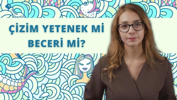 Gözlüklü ve kahverengi gömlekli bir kadın doğrudan kameraya bakmaktadır. Omuz hizasında koyu kahverengi saçları vardır ve gözleri gözlükleri tarafından kısmen kapatılmıştır. Yüz ifadesi nötrdür ve dudakları hafifçe büzülmüştür. Sol göğsünde bir cebi olan yakalı kahverengi bir gömlek giyiyor ve kolları dirseklerine kadar kıvrılmış. Resmin arka planı düz bir mavidir.