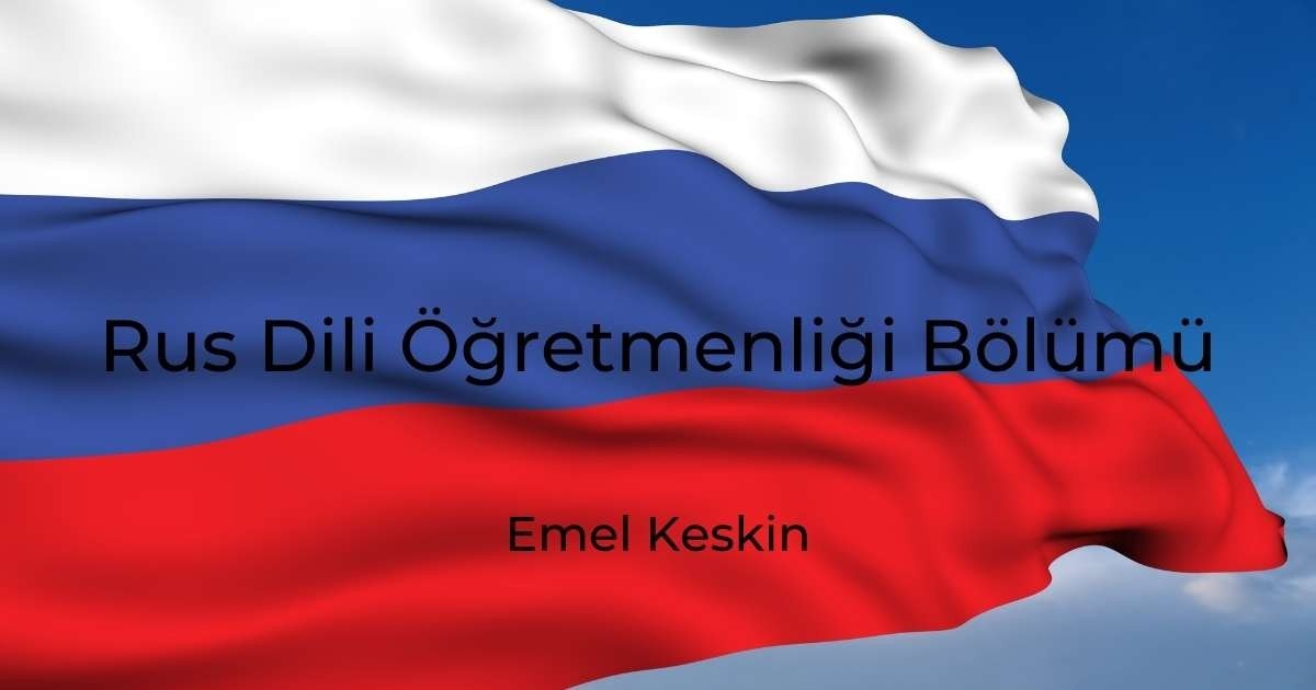 Bu yakın çekim görüntü, kırmızı renkli arka planı ve beyaz ve mavi şeritleri olan bir bayrağı gösteriyor. Bayrak diyagonal bir konumda tutulmakta ve sol üst köşeden parlak bir ışıkla aydınlatılmaktadır. Bayrağın sağ üst köşesinde içinde beyaz noktalar bulunan siyah bir daire vardır. Sağ alt köşede ise mavi zemin üzerinde siyah bir harf görülmektedir. Bayrağın renkleri canlıdır ve şeritler eşit aralıklı ve net bir şekilde görülebilir. Bayrağın kenarları hafifçe yıpranmış ve görüntüye doku katıyor. Resmin genel atmosferi vatanseverlik ve gurur dolu.