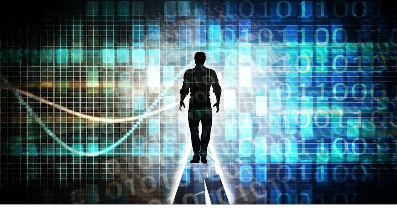 Siluet halindeki bir adam uzun ağaçlarla çevrili bir patikada yürüyor. Üzerinde koyu renk bir gömlek ve pantolon var ve bir elinde küçük bir çanta taşıyor. Yol, üzerlerinde küçük beyaz rakamlar bulunan birkaç ahşap direkle kaplı. Adamın yüzünde sanki bir görevdeymiş gibi kararlı bir ifade var. Ağaçlar patikaya derin gölgeler düşürüyor ve hava durgun ve huzurlu. Güneş uzakta batmakta, gökyüzünü turuncu ve pembe tonların güzel bir dizisine boyamaktadır. Bu görüntü, kırsalda huzurlu bir akşam yürüyüşünün mükemmel bir temsilidir.