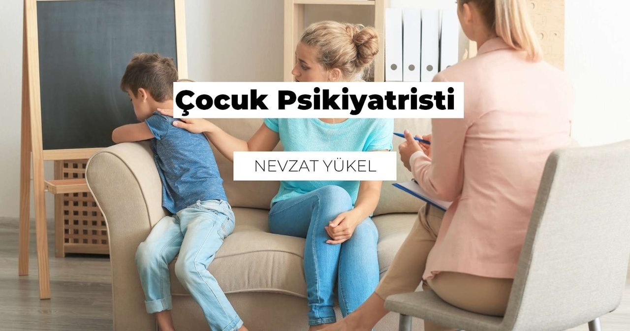 Mavi kot pantolon giyen bir kadın kanepede oturuyor ve kucağında bir çocuk tutuyor. Elindeki panoya bakarak odaklanmış gibi görünüyor. Çocuk ise yüzünde merak dolu bir ifadeyle kadına bakmaktadır. Arka planda, duvarda bir logo ve kanepenin yan tarafında bir tabela görülüyor. Kadın ve çocuk çerçevenin ortasındadır ve odanın parlak renkleri göze çarpmaktadır. Kadının yüzü aydınlanmış ve sıcak gülümsemesi neşe ve sevgi hissi veriyor.