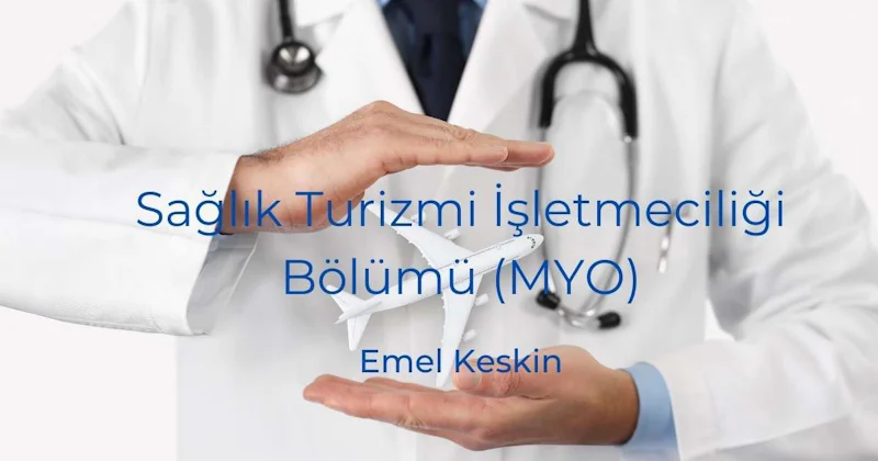 Bir kişi elinde bir model uçak tutuyor. Model uçak, yan tarafında siyah bir logo da dahil olmak üzere karmaşık özelliklerle detaylandırılmıştır. Kişi sanki izleyiciye logoyu işaret ediyormuş gibi parmağıyla logoyu gösteriyor. Kişinin eli yakın planda, baş ve işaret parmağı modeli kavrarken görülüyor. Modelin kanatları genişçe açılmıştır ve uçağın kuyruğu kişiye doğru dönüktür. Arka plan bulanık, ancak arka planda ekran gibi birkaç başka nesne görülebiliyor. Kişinin yüzünde odaklanmış, kararlı bir ifade vardır.