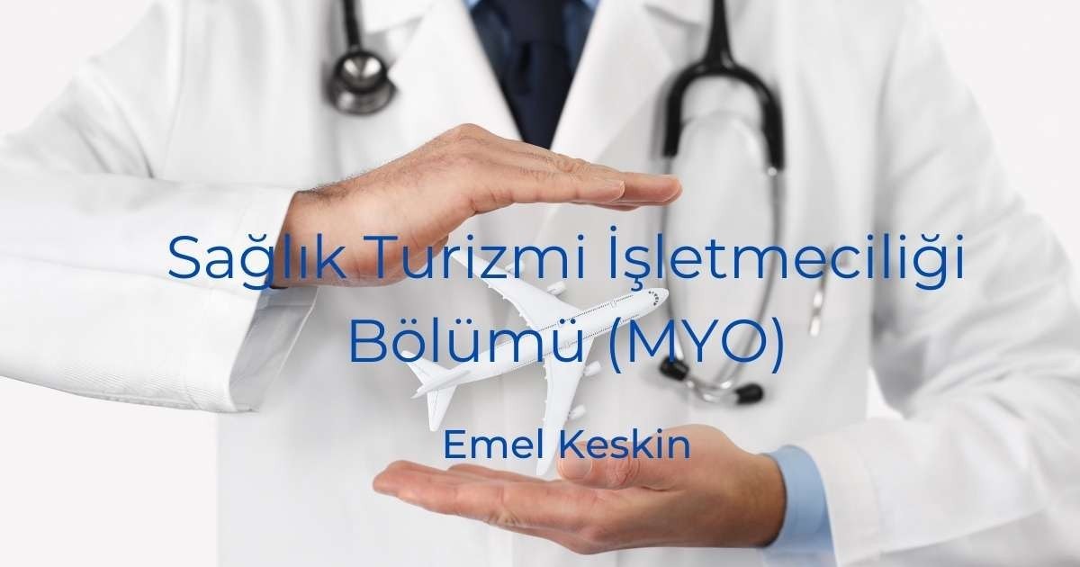 Bir kişi elinde bir model uçak tutuyor. Model uçak, yan tarafında siyah bir logo da dahil olmak üzere karmaşık özelliklerle detaylandırılmıştır. Kişi sanki izleyiciye logoyu işaret ediyormuş gibi parmağıyla logoyu gösteriyor. Kişinin eli yakın planda, baş ve işaret parmağı modeli kavrarken görülüyor. Modelin kanatları genişçe açılmıştır ve uçağın kuyruğu kişiye doğru dönüktür. Arka plan bulanık, ancak arka planda ekran gibi birkaç başka nesne görülebiliyor. Kişinin yüzünde odaklanmış, kararlı bir ifade vardır.