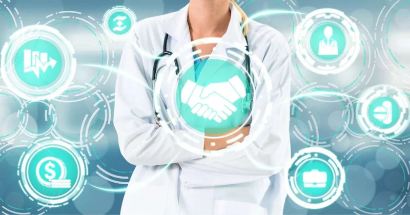 Beyaz önlüklü ve boynunda stetoskopu olan bir doktor mavi bir arka plan üzerinde duruyor. Gülümsüyor, ellerini belinin önünde birleştirmiş. Gözleri kameraya odaklanmıştır ve kısa, siyah saçları arkaya doğru toplanmıştır. Doktorun laboratuvar önlüğünün göğsünün sol tarafında daire içinde beyaz bir logo vardır. Logonun ortasında beyaz bir dolar işareti vardır. Resmin sağ tarafında, ellerinin titrediği yakın çekim görülebiliyor. Alt köşede, içinde bir grafik bulunan beyaz ve mavi bir daire var.