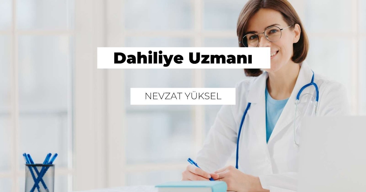 Bu görüntüde beyaz önlüklü ve gözlüklü bir kadın gülümserken görülüyor. Kadın beyaz bir arka planın önünde durmaktadır. Yüzü yakın plandadır ve gözleri doğrudan kameraya bakmaktadır. Kadının paltosunun altına siyah bir bluz giydiği görülüyor. Elleri önünde birbirine kenetlenmiş. Ön planda kalem dolu bir fincan ve kalemlik ile bir elinde tuttuğu mavi bir kalem görülüyor. Arka planda da bir iğne görülüyor. Çerçevenin içinde kendinden emin bir şekilde duran kadın arkadaş canlısı ve kendinden emin görünüyor.