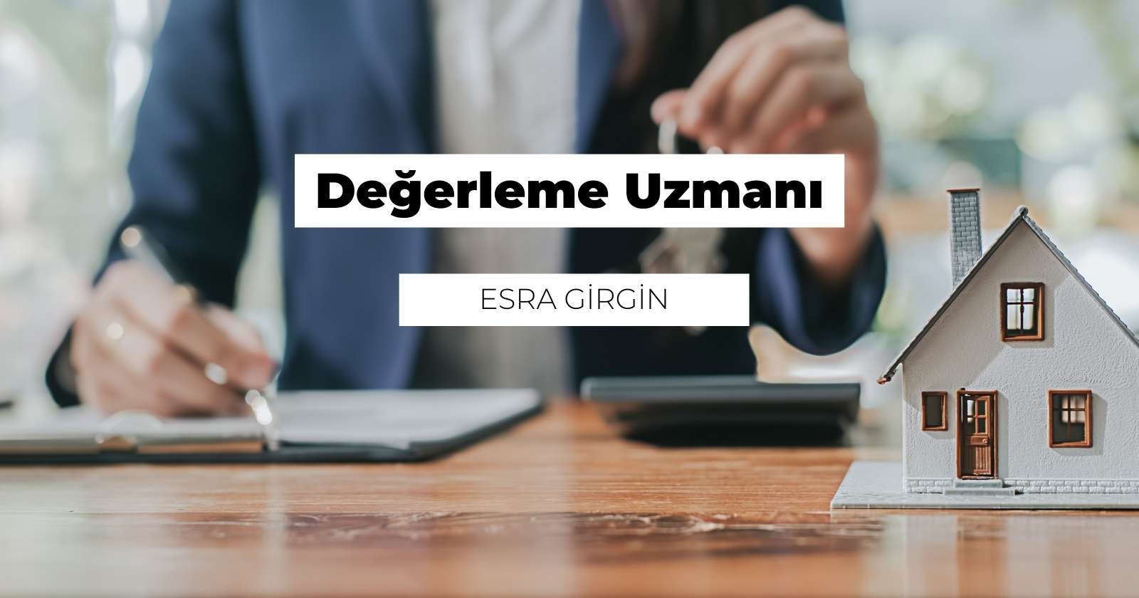 Bir kişi beyaz bir arka planın önünde durmakta ve iki elinde gümüş bir anahtar tutmaktadır. Anahtar yukarı bakıyor ve kişi aşağıya bakıyor. Görüntünün odağı anahtardır ve sağ üst köşede bulanık bir model ev görüntüsü vardır. Sol altta siyah beyaz bir logo, sağ altta ise bir kapının yakın çekimi görülüyor. Daha aşağıda, üzerinde haç bulunan bir pencere ile birlikte bir masanın yakın çekimi görülebiliyor. Görüntünün alt kısmında bir kişinin elinin bulanık bir görüntüsü de görülebiliyor. Anahtarı elinde tutan kişinin yüz ifadesi tefekkür halindedir.