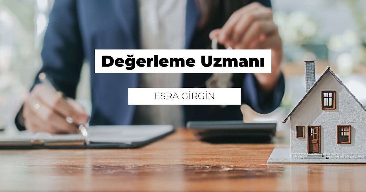 Bir kişi beyaz bir arka planın önünde durmakta ve iki elinde gümüş bir anahtar tutmaktadır. Anahtar yukarı bakıyor ve kişi aşağıya bakıyor. Görüntünün odağı anahtardır ve sağ üst köşede bulanık bir model ev görüntüsü vardır. Sol altta siyah beyaz bir logo, sağ altta ise bir kapının yakın çekimi görülüyor. Daha aşağıda, üzerinde haç bulunan bir pencere ile birlikte bir masanın yakın çekimi görülebiliyor. Görüntünün alt kısmında bir kişinin elinin bulanık bir görüntüsü de görülebiliyor. Anahtarı elinde tutan kişinin yüz ifadesi tefekkür halindedir.