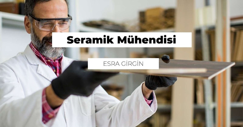 Koruyucu gözlük ve eldiven takmış bir adam iki eliyle metal bir raf tutuyor. Beyaz bir ceket giyiyor ve kalın bir sakalı var. Arka planda siyah beyaz bir logo var. Ön planda bir tabela görülüyor. Adamın yüzünde güvenlik gözlükleri var. Arka planda siyah bir şapka görülüyor ama bulanık. Fotoğrafta bir kişinin metal rafı kavrayan eli yakından görülüyor.