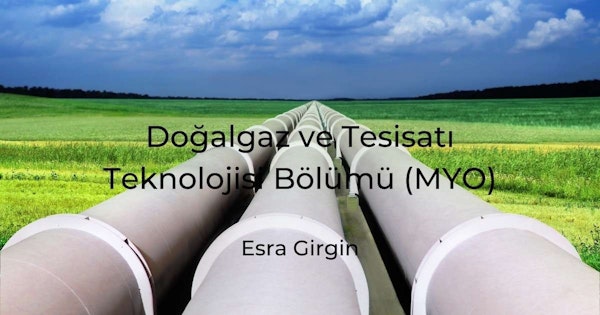 Geniş bir açık alanda bir grup beyaz boru görülüyor. Beyaz, kabarık bulutlarla dolu gökyüzünde güneş ışıl ışıl parlamaktadır. Borular bir sıra halinde dizilmiştir ve en yakın boru odak noktasındadır. Metalden yapılmıştır ve hafif parlak bir yüzeyi vardır. Borunun beyaz arka planında siyah bir harf yazılıdır. Arka planda beyaz yüzeyli, oval şekilli bir nesne de var. Genel sahne huzurlu ve sakin olup doğanın ve açık havanın güzelliğinin mükemmel bir temsilidir.