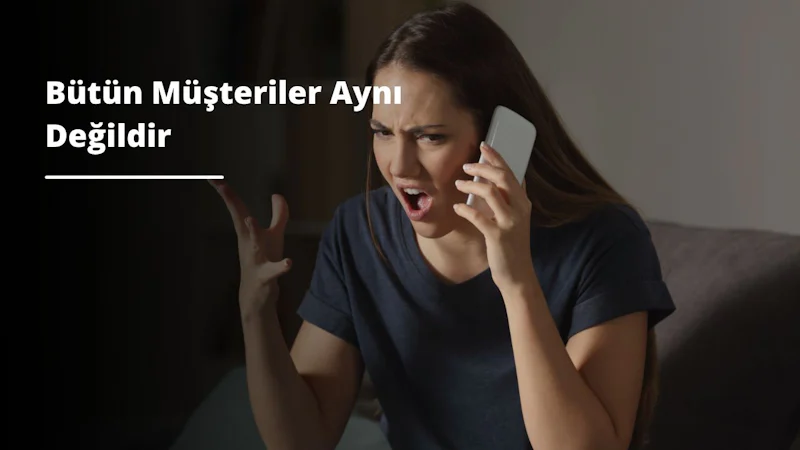 Bir kadın bir odada durmuş, sağ elinde tuttuğu cep telefonuyla konuşmaktadır. Konuşmaya dikkatle odaklanırken sol eli kalçasında durmaktadır. Gözleri dikkatli ve yüzü ciddi, ancak dudakları nazik bir canlılıkla hareket ediyor. Siyah bir bluz ve açık mavi bir kot pantolon giymiştir ve kahverengi saçları arkaya toplanmıştır. Arka planda beyaz bir duvar ve bir pencere görülüyor. Resim, önemli bir konuşmanın ortasındaki bir kadının konsantrasyon anını yakalıyor.