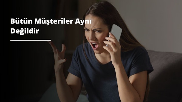 Bir kadın bir odada durmuş, sağ elinde tuttuğu cep telefonuyla konuşmaktadır. Konuşmaya dikkatle odaklanırken sol eli kalçasında durmaktadır. Gözleri dikkatli ve yüzü ciddi, ancak dudakları nazik bir canlılıkla hareket ediyor. Siyah bir bluz ve açık mavi bir kot pantolon giymiştir ve kahverengi saçları arkaya toplanmıştır. Arka planda beyaz bir duvar ve bir pencere görülüyor. Resim, önemli bir konuşmanın ortasındaki bir kadının konsantrasyon anını yakalıyor.
