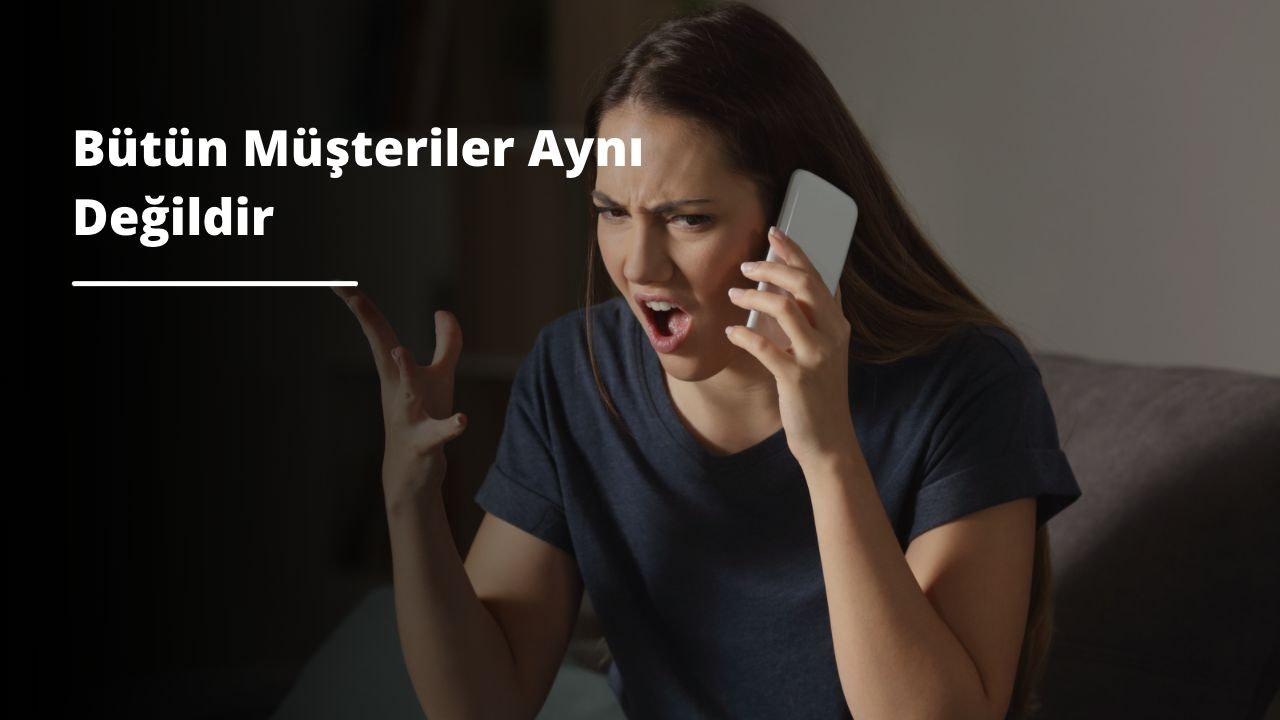 Bir kadın bir odada durmuş, sağ elinde tuttuğu cep telefonuyla konuşmaktadır. Konuşmaya dikkatle odaklanırken sol eli kalçasında durmaktadır. Gözleri dikkatli ve yüzü ciddi, ancak dudakları nazik bir canlılıkla hareket ediyor. Siyah bir bluz ve açık mavi bir kot pantolon giymiştir ve kahverengi saçları arkaya toplanmıştır. Arka planda beyaz bir duvar ve bir pencere görülüyor. Resim, önemli bir konuşmanın ortasındaki bir kadının konsantrasyon anını yakalıyor.