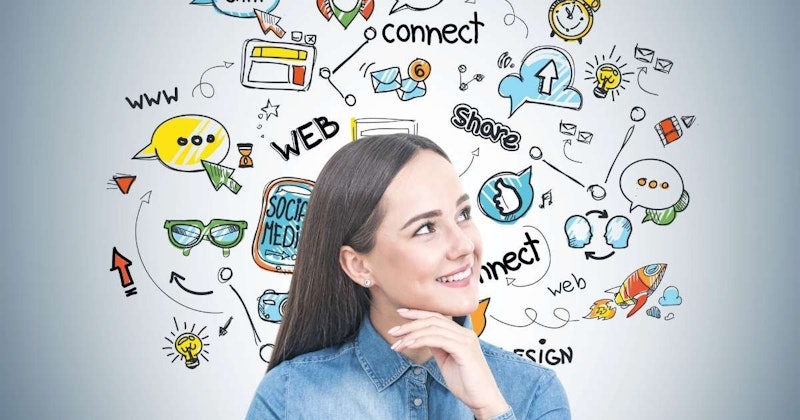 Neşeli bir ifadeye sahip genç bir kadın, sol elini çenesine koymuş, doğrudan kameraya bakıyor. Uzun, siyah saçları at kuyruğu şeklinde toplanmış ve başı hafifçe sola doğru eğilmiş. Üzerinde parlak sarı bir tişört ve ön tarafına çizilmiş mavi camlı bir gözlük resmi vardır. Arka planda, görüntünün sağ tarafında üzerine bir yüz çizilmiş sarı bir saat, sol tarafında ise yukarı bakan bir ok ve bir limon bulunan bir bulut çizimi görülüyor. Sol altta bir kişinin kulağına yakın çekim yapılmış ve sağ altta da bir işaret görülüyor. Kadının gözleri parlak ve dudakları ince bir gülümsemeyle hafifçe kıvrılmış.