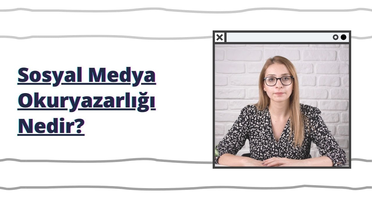 Gözlüklü ve siyah gömlekli bir kadın, beyaz arka planlı bir odada masa başında oturmaktadır. Elleri kucağında birbirine kenetlenmiş halde doğrudan kameraya bakmaktadır. Arka planda mavi ve siyah bir O harfi ile mavi ve siyah bir yazı bulunan bir tabela vardır. Sol tarafında çiçekli bir gömlek giyen bir kadının göğsünün yakın çekimi yer alıyor. Resmin sağ tarafında bir tabelanın yakın çekimi yer alıyor. Ön plandaki kadının yüzünde ciddi bir ifade var. Gözleri odaklanmış ve dudakları büzülmüş. Gözlük ve siyah bir gömlek giyiyor. Saçları kısa ve kahverengidir.