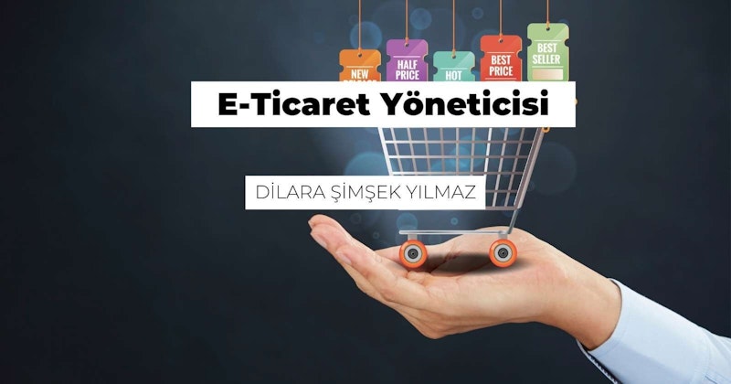 Bu görüntü, bir alışveriş arabasını tutan bir kişinin kolunun yakın çekimini göstermektedir. Alışveriş arabası, tekerlekli bir kaykay, bir kamera ve metin içeren çeşitli etiketler de dahil olmak üzere çeşitli nesnelerle doludur. Kol dirseğe kadar görülebiliyor ve el alışveriş arabasının sapına sıkıca sarılmış. Arka plan oldukça sade, beyaz zemin üzerinde siyah bir 'Y' harfi ve beyaz metinli yeşil bir etiket var. Kişinin eli görüntünün odak noktasıdır ve alışveriş arabası kolayca tanımlanabilir. Görüntünün genelinde, sanki kişi alışveriş arabasını uzaklaştırmak üzereymiş gibi bir hareket hissi vardır.