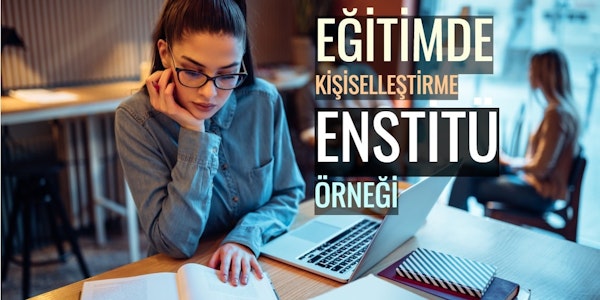 Bir kadın dizüstü bilgisayarı ve önünde bir kitapla bir masada oturuyor. Elini çenesine dayamış, derin düşüncelere dalmış. Dizüstü bilgisayarın üzerinde yakın çekim bir logo ve yanında mavi beyaz çizgili bir kutu var. Bir taburenin, bir kişinin bacağının ve bilgisayar kullanan bir kişinin bulanık görüntüleri görülebiliyor. Arka planda bir tabelanın yakın çekimi de var. Kadın dizüstü bilgisayar kullanmaktadır ve gözleri ekrana odaklanmıştır.