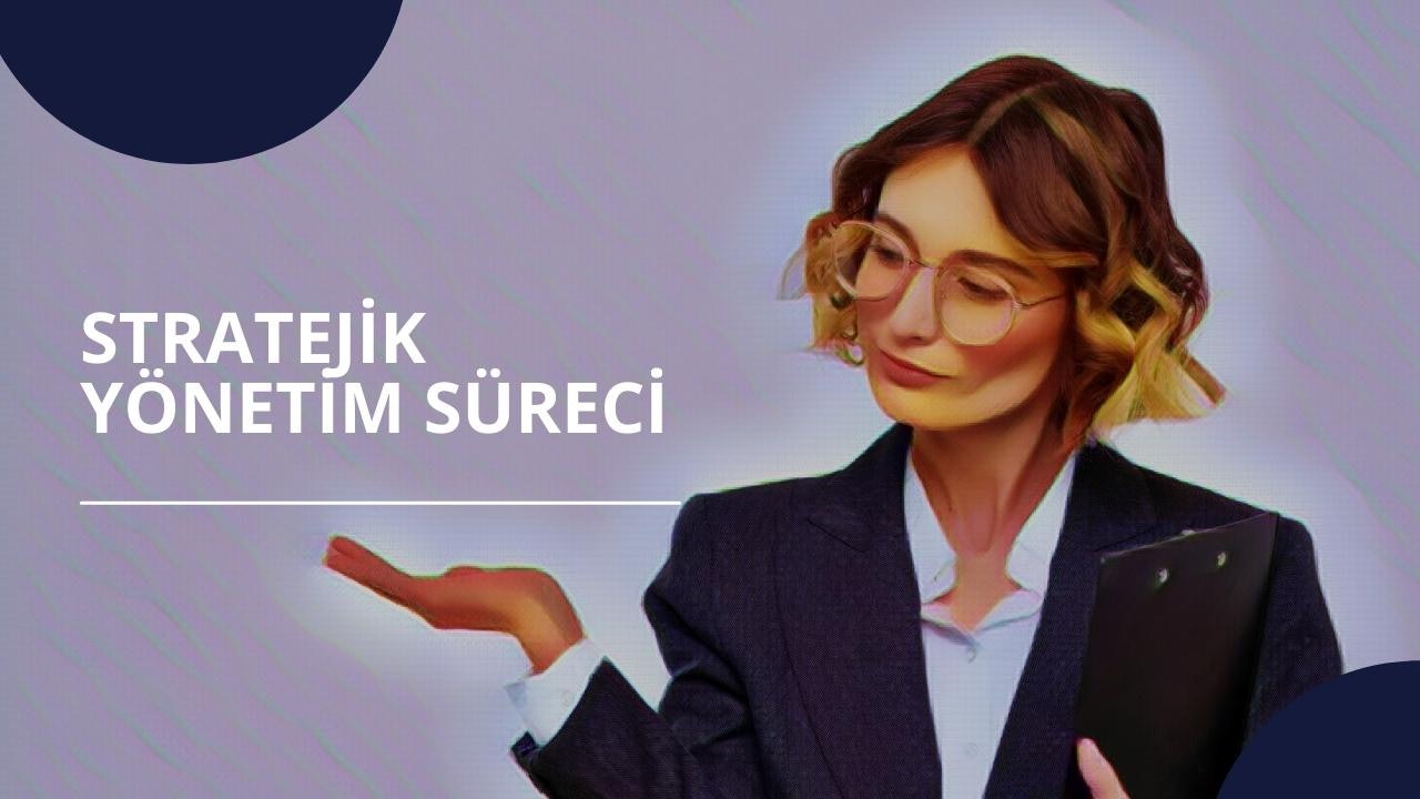 Bu görüntü elinde telefon tutan bir kadını gösteriyor. Yüzünde kararlı bir ifadeyle kameraya bakıyor. Saçları koyu renk ve geriye doğru toplanmış. Açık mavi bir gömlek ve koyu renk bir pantolon giyiyor. Sol elinde beyaz ekranlı siyah bir telefon tutuyor. Telefon kulağına yakın tutulmaktadır. Sağ elinde ise içinde birkaç sayfa kâğıt olan bir pano tutmaktadır. Pano koyu renkli ve üzerinde birkaç kırışıklık var. Arka planda, içinde birkaç belge olan siyah bir klasörün yakın çekimi vardır. Klasörde de birkaç kırışıklık var. Bu görüntü üst açıdan çekilmiştir.