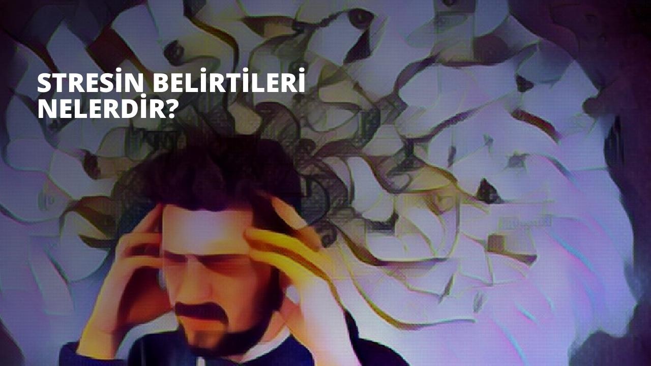 Açık tenli bir adam düz beyaz bir arka planın önünde duruyor, siyah bir tişört ve mavi bir kot pantolon giymiş. Elleri başının üzerinde, dirsekleri dışa dönük ve yüzünde endişeli bir ifade var. Saçları kısa ve açık kahverengidir ve gözleri kısıktır. Duruşu hafifçe çökmüş ve derin düşüncelere dalmış gibi görünüyor. Tehditkâr olmayan bir şekilde ayakta duruyor, ayaklarını hafifçe açmış ve kollarını göğsünün önünde kavuşturmuş. Yüz ifadesi kasvetli ve bakışları uzaklara odaklanmış durumda. Bir şeyler düşünüyor gibi görünüyor ve yüz ifadesinde üzüntü ve teslimiyet karışımı bir ifade var.